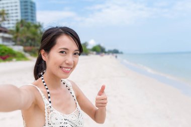 Kamera tutarak selfie alarak kadın