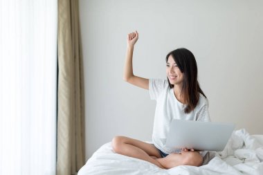 Dizüstü bilgisayarda çalışan kadın 