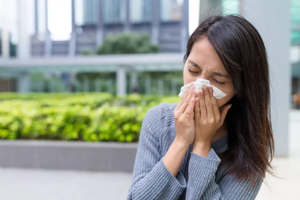 Femme se sentant malade à l'extérieur — Photo