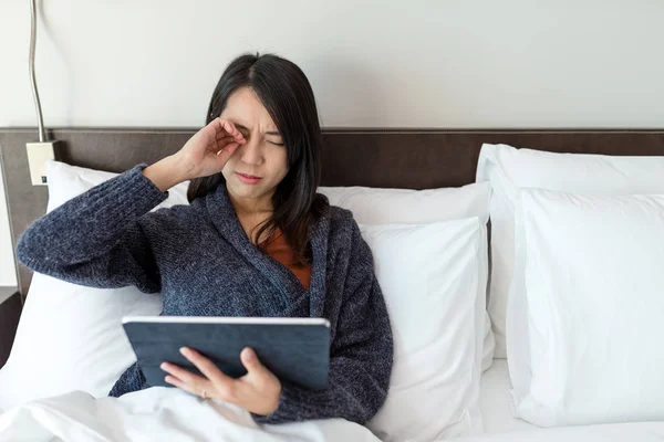 Mujer usando tableta digital y sintiendo dolor en los ojos — Foto de Stock