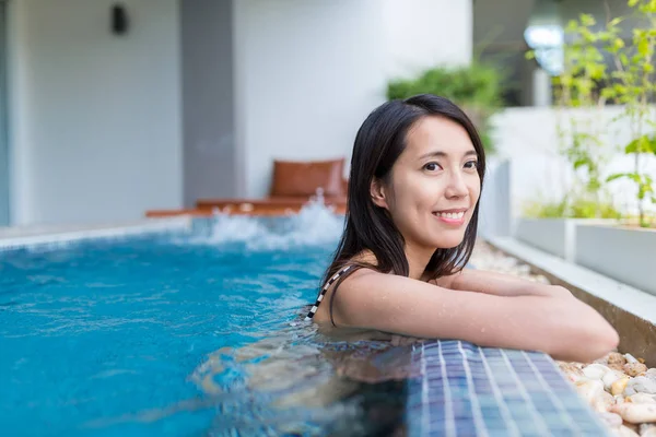 Женщина наслаждается бассейном — стоковое фото
