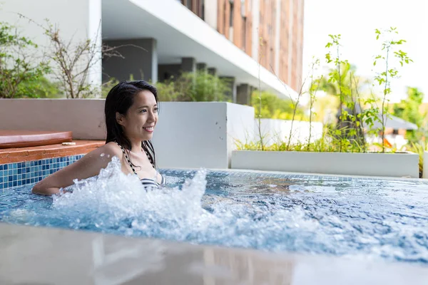 Nő élvezni a jacuzzi fürdő — Stock Fotó