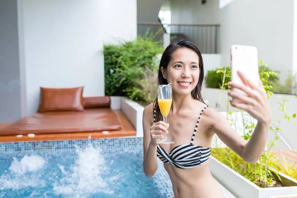Donna che prende selfie dal telefono cellulare in jacuzzi spa — Foto Stock