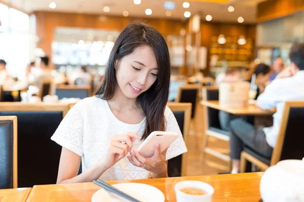 Çin restoranı olma ve cep telefonu kullanma kadın — Stok fotoğraf