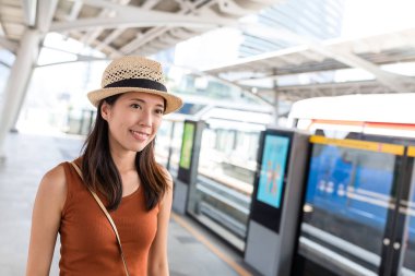 Genç kadın gitmek Bangkok şehir