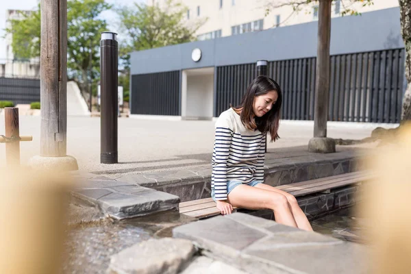 Mulher desfrutar de pé onsen — Fotografia de Stock