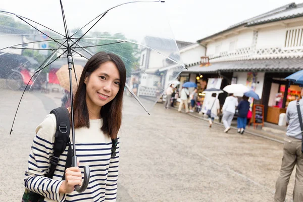 Ung kvinna travelingl i Japan — Stockfoto