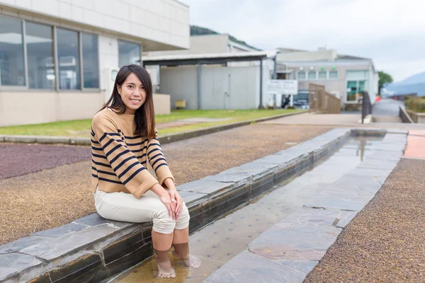 Mujer disfrutar pie onsen con gato — Foto de Stock