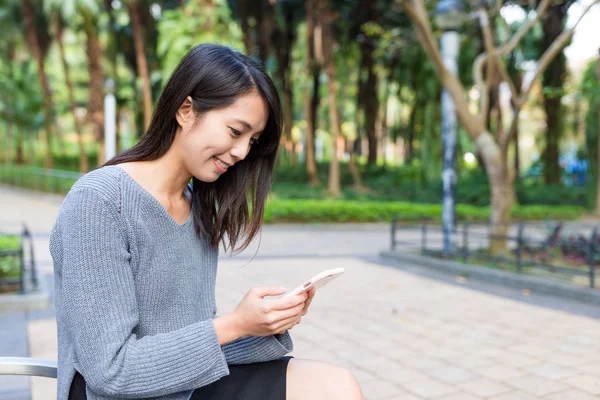 Mujer usando celular en Green Park —  Fotos de Stock