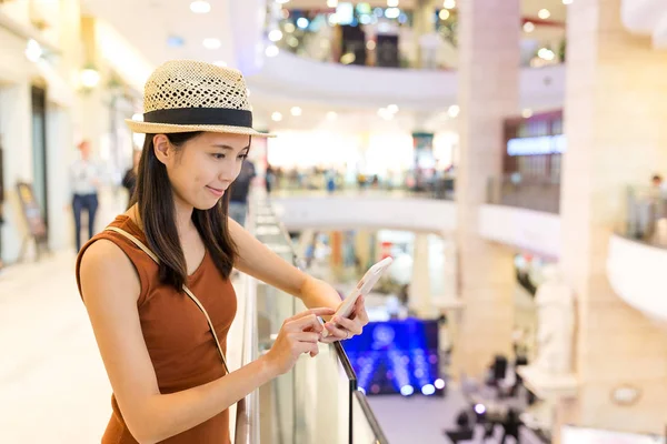 Mulher usando celular dentro do shopping — Fotografia de Stock