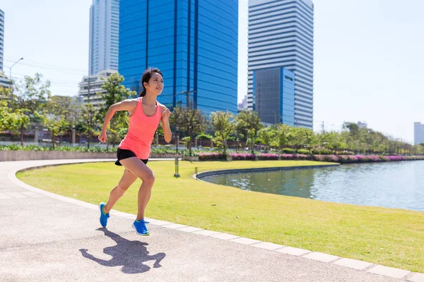 Mujer corriendo en parque — Foto de Stock