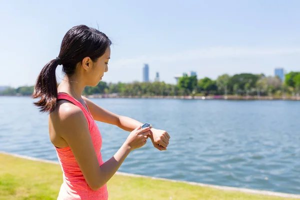 Sportovní žena pomocí chytré hodinky pro běh — Stock fotografie