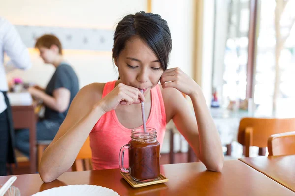 スポーツ女性のカフェでアイス コーヒーをお楽しみください。 — ストック写真