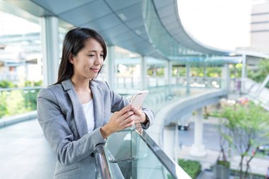 İş kadını akıllı telefon kullanıyor. 