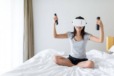 Kadın Vr ve konsol ile oyun oynamak