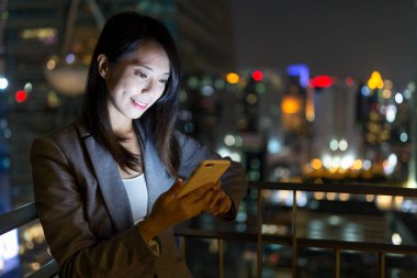 Geceleri Smartphone kullanarak iş kadını