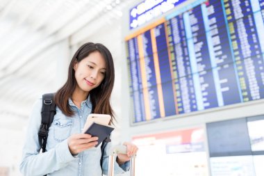 kadın onu uçuş cep telefonu üzerinde kontrol