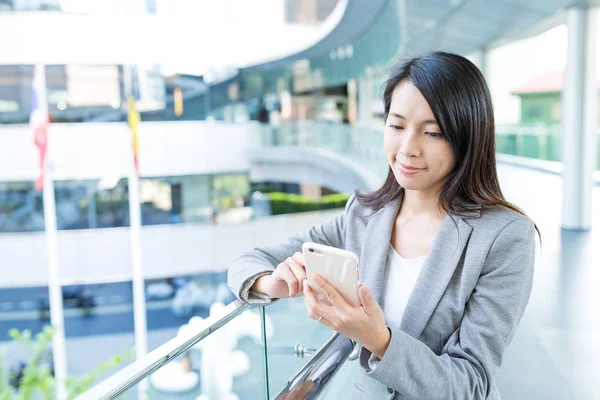 Aziatische zakenvrouw gebruikend smartphone — Stockfoto