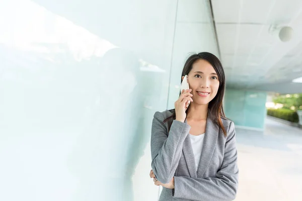 Empresária discutir no celular — Fotografia de Stock