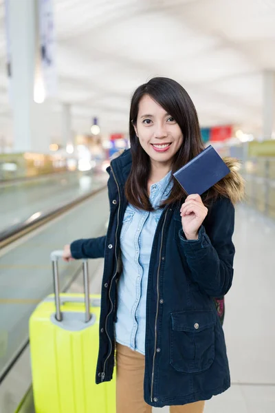 Turistické dívka cestovala na mezinárodním letišti s pas — Stock fotografie