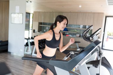 Koşu bandında koşan kadın