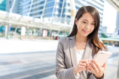 İş kadını cep telefonu kullanıyor. 