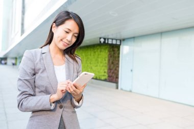 Cep telefonu kullanan iş kadını