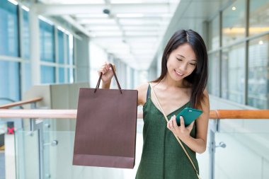 Kadın alışveriş torbaları ve istimal hareket eden telefon ile taşımak