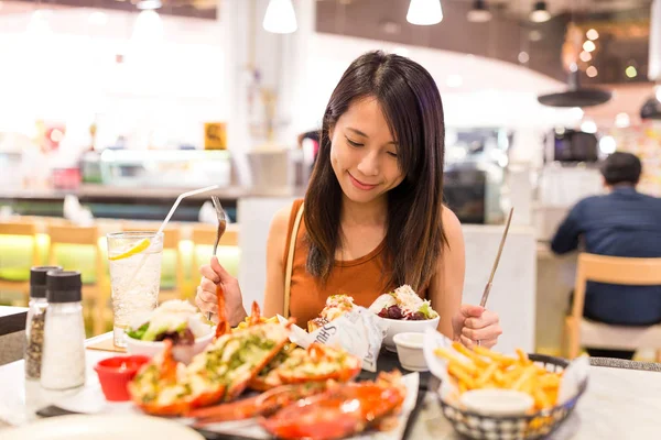 女人在餐厅享用她的晚餐 — 图库照片