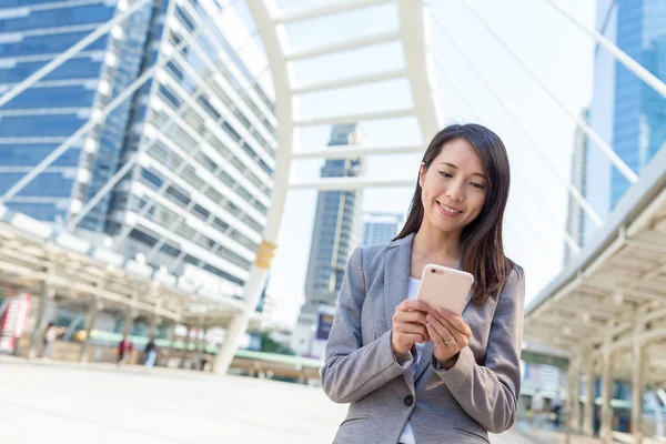 Zakenvrouw met behulp van mobiele telefoon in Bangkok stad — Stockfoto