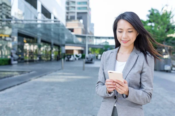 Empresária usando smartphone — Fotografia de Stock