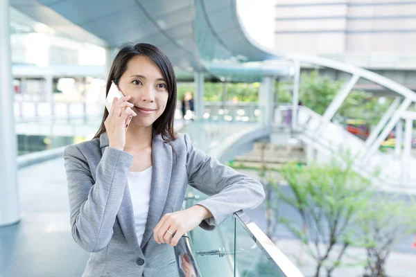Asiatiska affärskvinna talar i mobiltelefon — Stockfoto