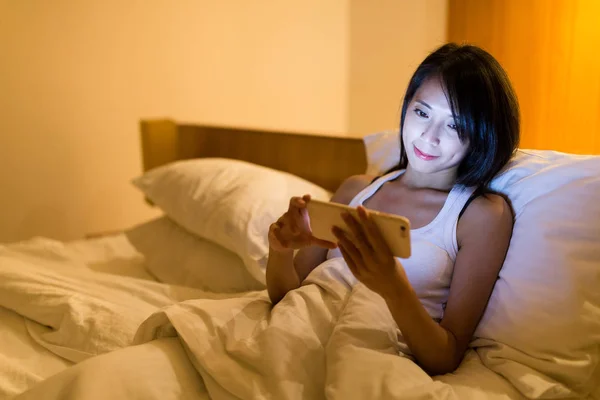 Mulher assistindo no celular à noite — Fotografia de Stock