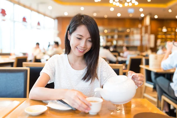 Одна жінка їжі в китайському ресторані — стокове фото