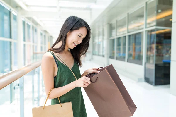 Žena kontrola dar od nákupní taška — Stock fotografie