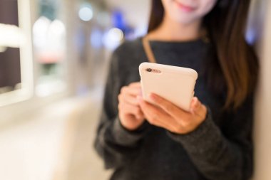 Cep telefonunuzun çalışan kadın