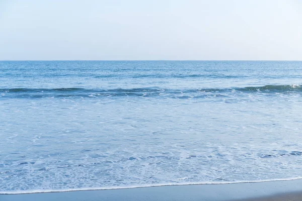 Hullámok a tengerparton — Stock Fotó