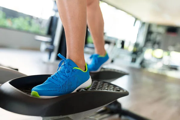 Woman working out on elliptical trainer — Stock Photo, Image