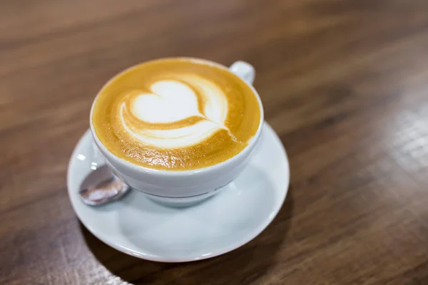 Café con leche sobre mesa de madera — Foto de Stock