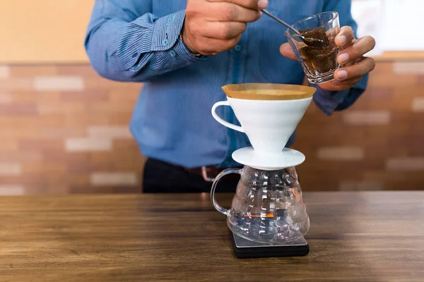 Barista fabrication de café goutte à goutte à main — Photo