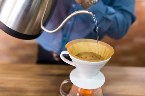 Barista verser de l'eau sur le café avec filtre — Photo