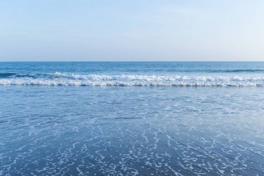 Deniz kıyısında dalgaları ile