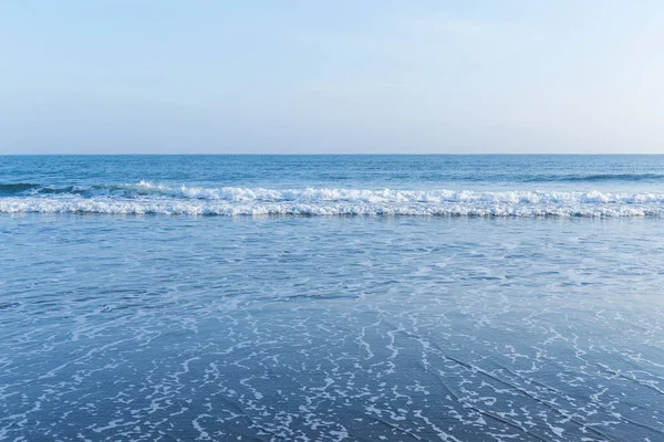 Zeekust met golven — Stockfoto