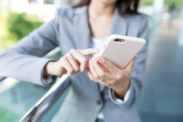 Geschäftsfrau benutzt Handy — Stockfoto