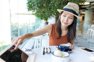 Tablet restoranda sipariş kadın