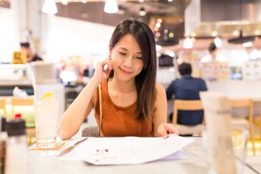 Restoran menüsünde seçme kadın