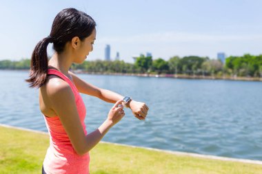 Akıllı izle kullanan spor kadın