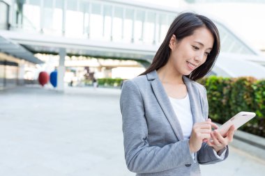 cep telefonu kullaranarak genç iş kadını