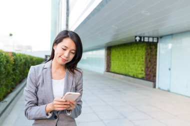 cep telefonu kullaranarak Asya iş kadını