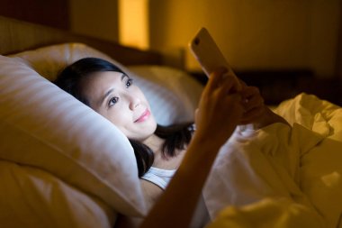 Cep telefonunda bir şey izlerken kadın